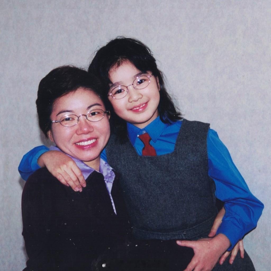 星岛：麦明诗产后身材有惊人变化？同一性感晚装3年前后作对比“最强Body”无