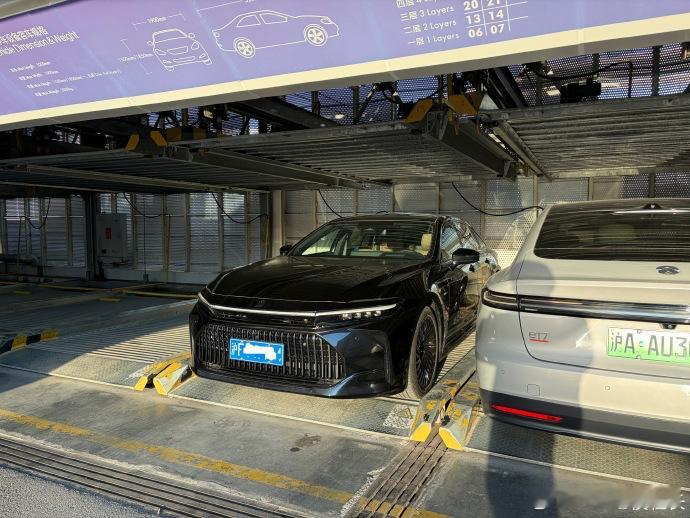 看到这个皇冠Sedan的图片，突然有点感想油车时代的车灯有多惊艳？奥迪的矩阵大灯