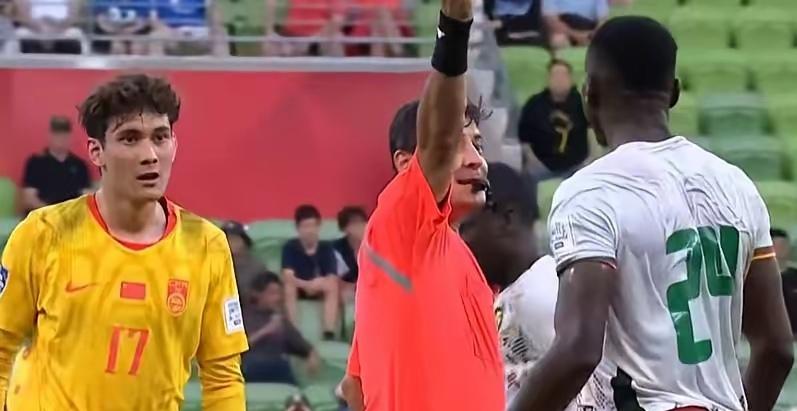 中超裁判让我看到了中国足球的希望！不知道大家发现没有，中超前四轮的裁判很多时候都