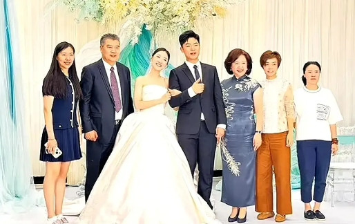 张怡宁是一个一点也不需要别人羡慕自己的女人，就算参加李隼女儿的婚礼，可以让徐威陪
