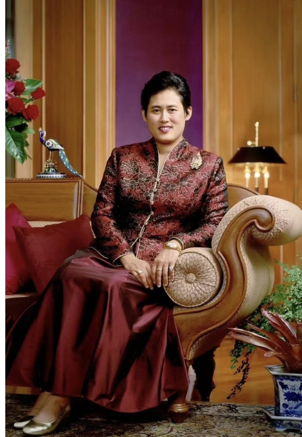 泰国诗琳通公主好端庄啊：印象中的她衣着朴素，打扮朴实，就像寻常普通人。而这张照片
