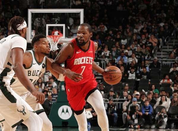 美媒:字母哥最后看火箭队员眼神羡慕中带着温馨雄鹿主场115-122被火箭逆转，