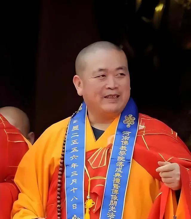 金丝袈裟下的崩塌：释永信被查与佛门商业化的信仰危机一纸官方通报撕开了中国最著