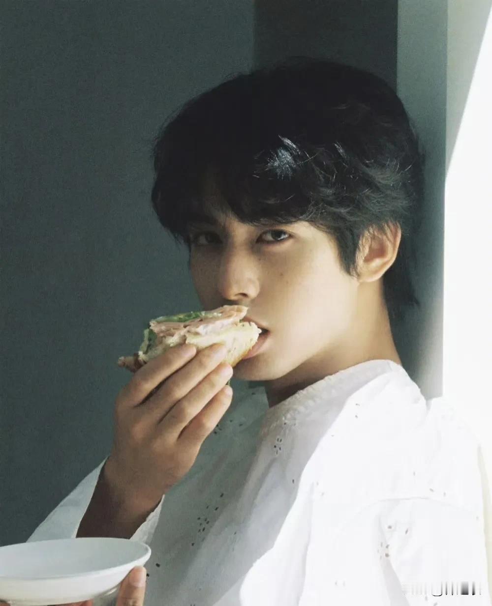 宋威龙长了一张所小生觊觎的脸，但他是个体户，没有护体，他要是红了不仅同期小生眼红