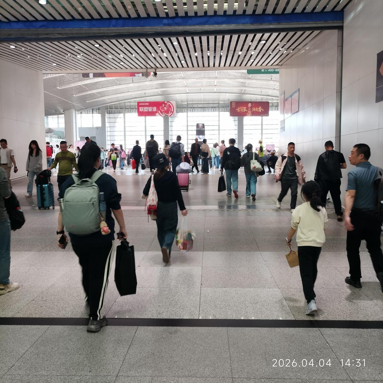 坐绿皮火车有什么好处？第一:控制自己不玩手机，因为坐硬座，没有插座，让你手机充