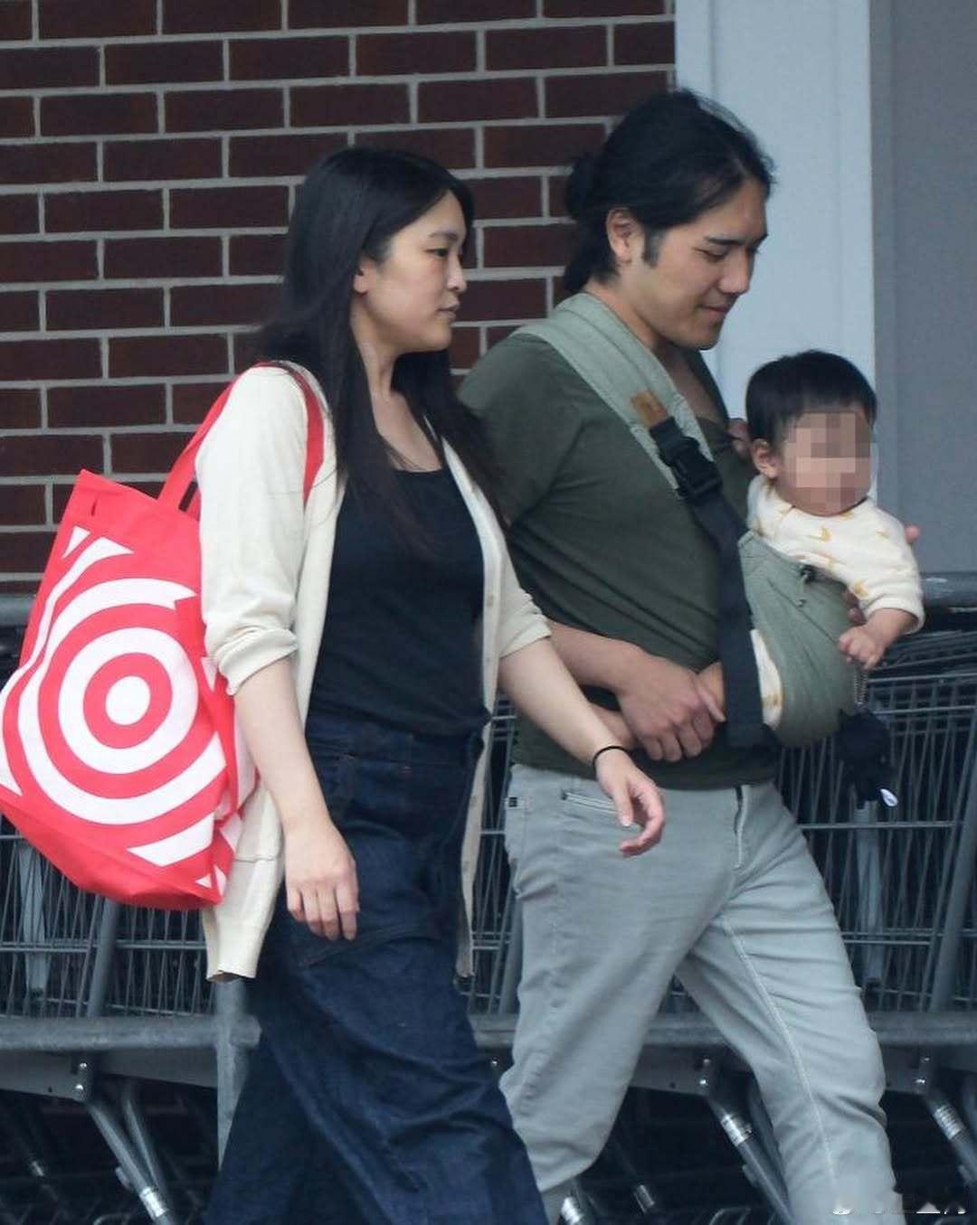 日本皇室近日，小室圭和小室真子带着儿子在纽约街拍世界各国王室“驸马”越来越女性