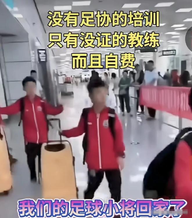 2026年6月8日，北京首都机场T3航站楼，14个刚在意大利拿了世界冠军的中国小