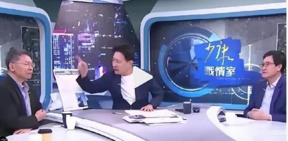 赵少康被沈富雄嘲讽为不蓝不白、不红不绿，哪边有利就靠向哪边，更是被网友称为“四姓