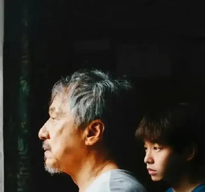 70岁成龙，儿子不认他长子房祖名，2014年吸毒后彻底隐身。成龙在纪录片里