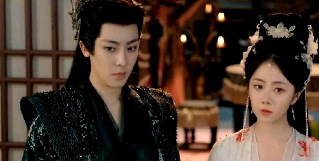 大红喜绸还飘着，宁安指尖冰凉。红烨在她耳边笑，说我们妖族的玉澧泉，以后也是你的