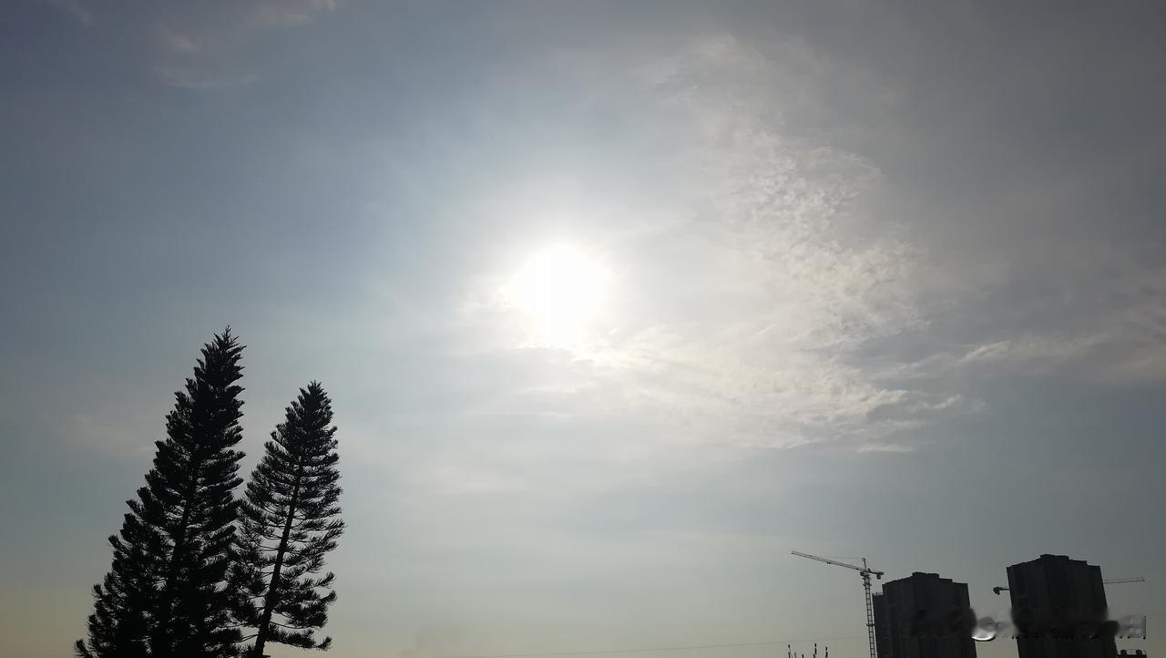 广东持续开启蒸煮模式！未来几天，广东南部市县雷雨趋于明显，中北部高温持续