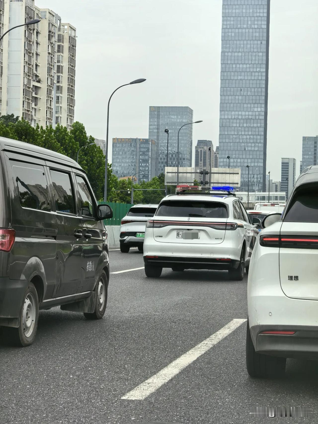 在合肥南二环快速路上遇到一辆熟悉的警车，定睛一看这不是尚界H5吗？看来合肥市