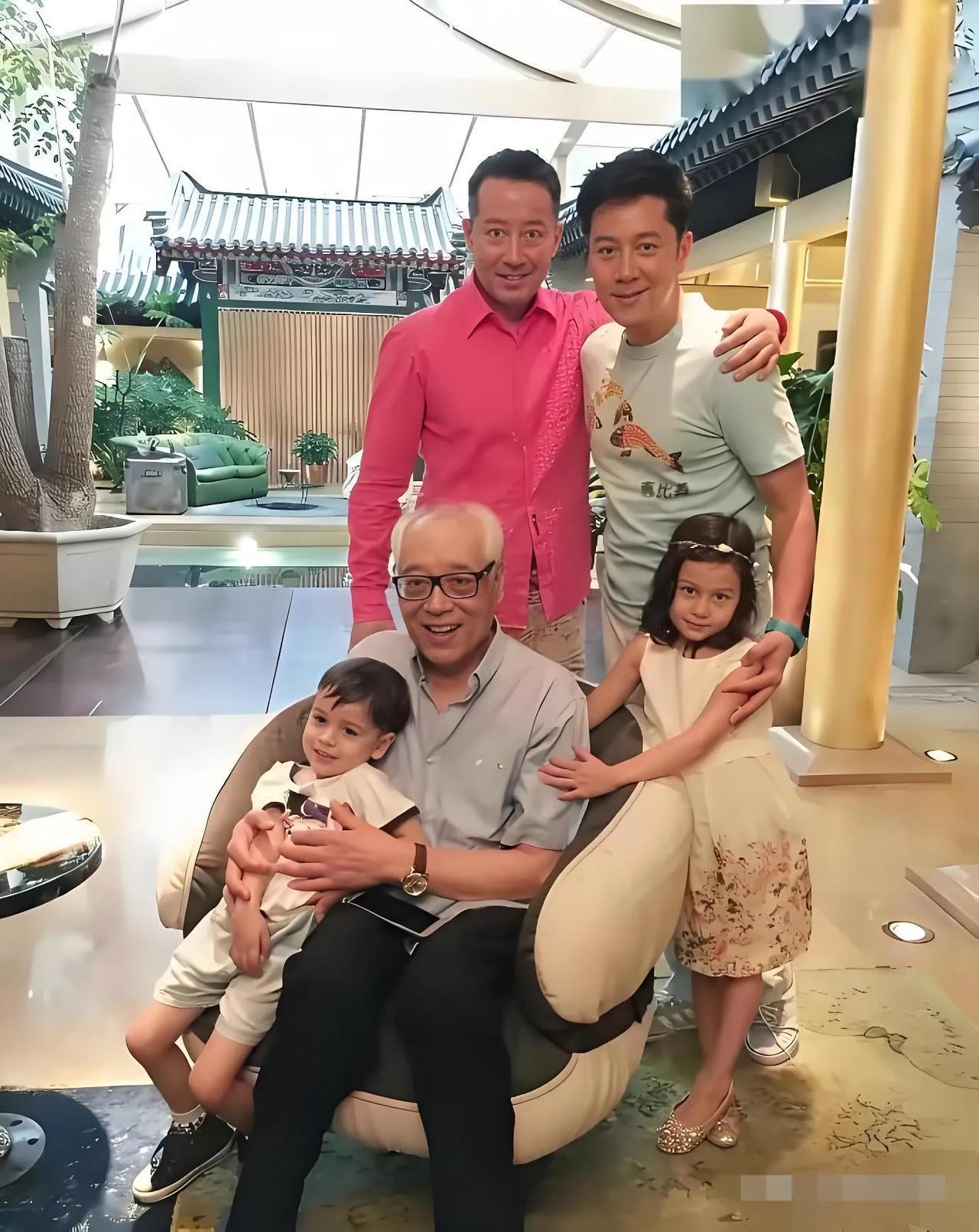 弟弟颜值很高，不输哥哥蔡国庆！近期，蔡国庆晒出了自己与弟弟父亲以及侄子侄女的