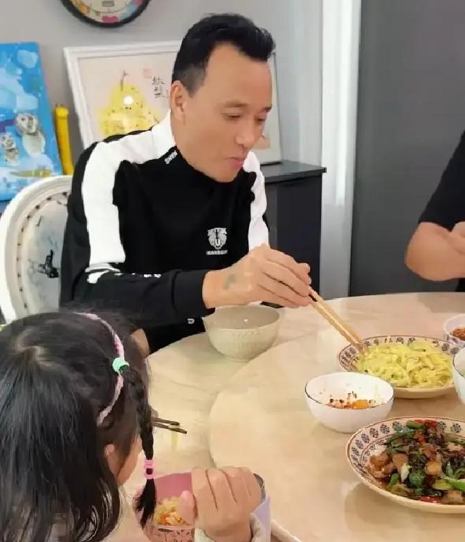 别再羡慕海哈金喜的梯田别墅了，她和李亚鹏已经悄悄搬走，现在全家挤在五环外一百平的