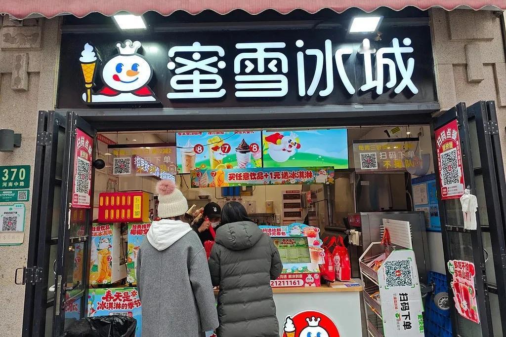 蜜雪冰城计划于3月3日在港交所主板挂牌上市。在全球十大连锁餐饮，有三个是中国的，