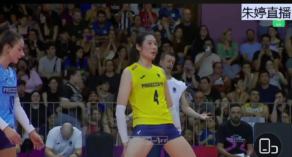 记住，下次看到主教练穿白T恤上场，别问战术——直接压主队大胜。桑塔雷利那件白T