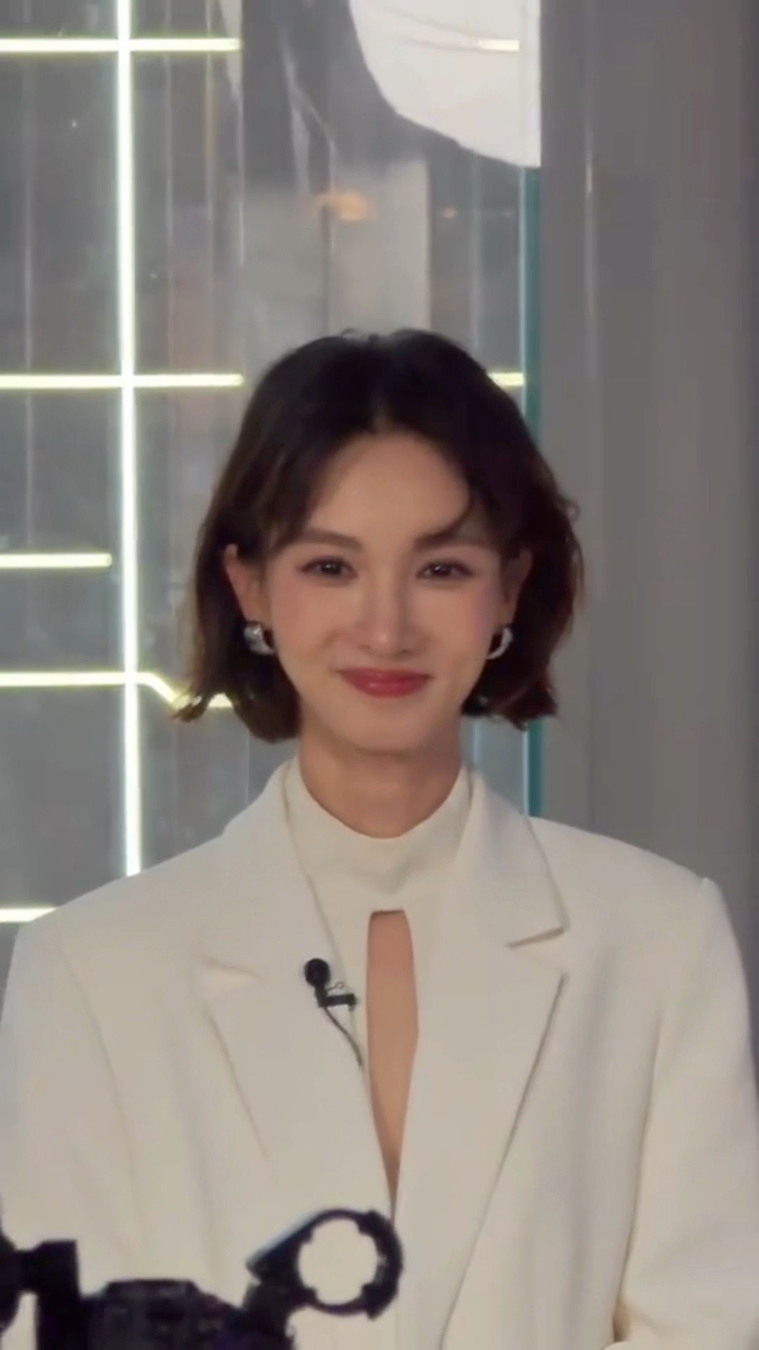 金晨好适合短发啊，好美！金晨鼻子​​​