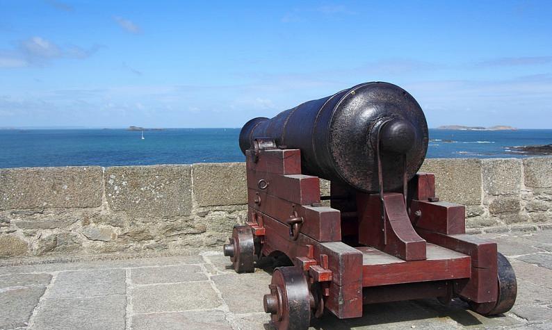 皇汉说，是清朝导致了火器落后于欧洲。但我想说，翻开历史，你就会发现火器自明朝起就