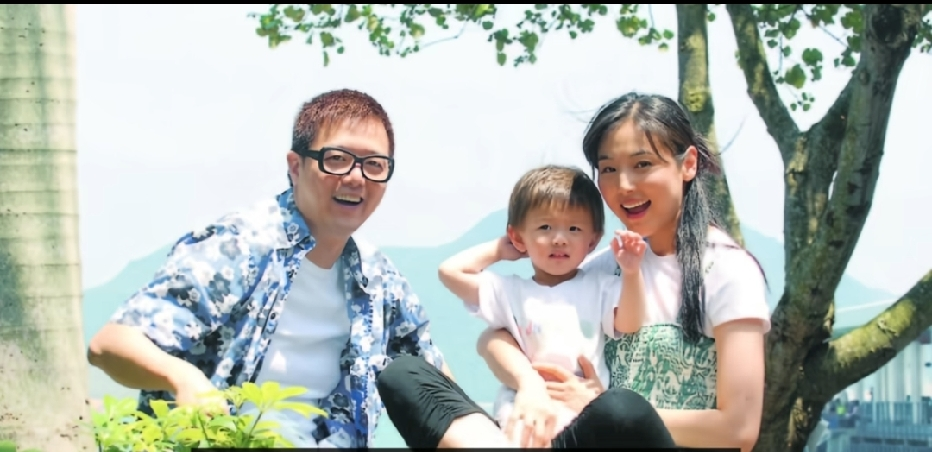 年轻时的张延抱着女儿与丈夫张锦程一家三口的幸福留影，如今56岁的张延与61岁的丈夫张锦程已低调离婚，