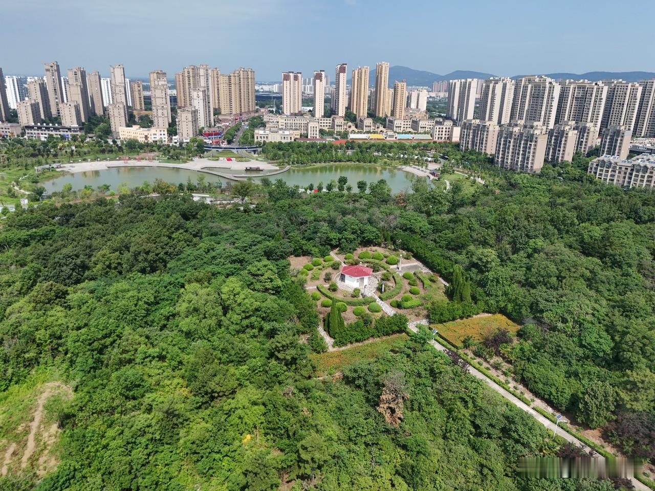 蚌埠小黄山公园经过几年的建设，成为西部片区市民的休闲活动中心。公园内步道、栈桥、