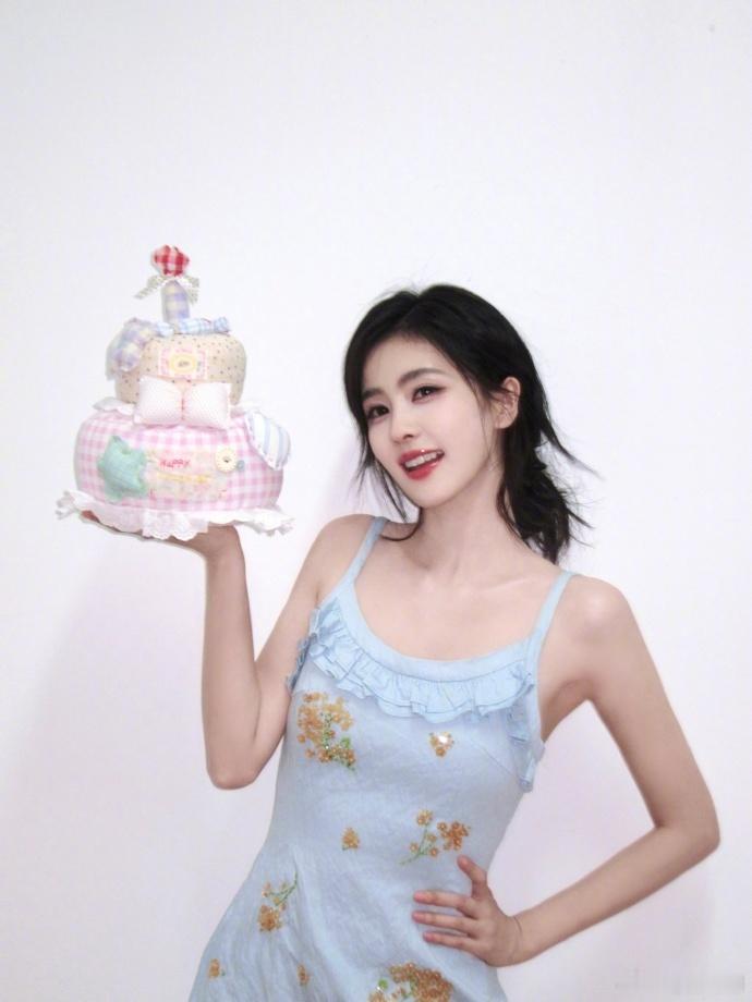 白鹿生日拍照模板来了白鹿生日大片选美小姐造型​​​刷到白鹿的生日写真，被这个选