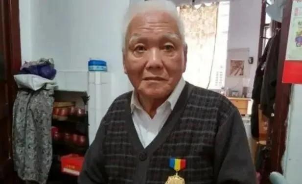 🌞1944年，日军战车步步逼近，团长让林竞远开炮打掉它，却被他拒绝，战车又