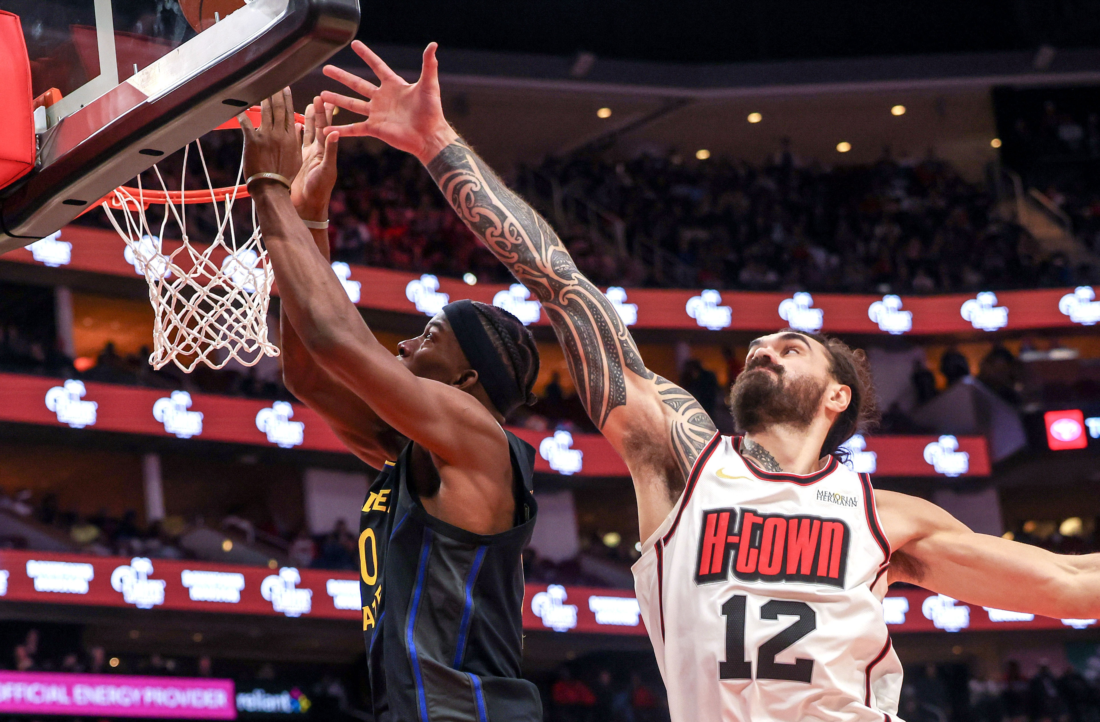 亚当斯在和鹈鹕队的比赛里第4节意外受伤，他在一次防守当中起跳落地不稳，扭伤了自己