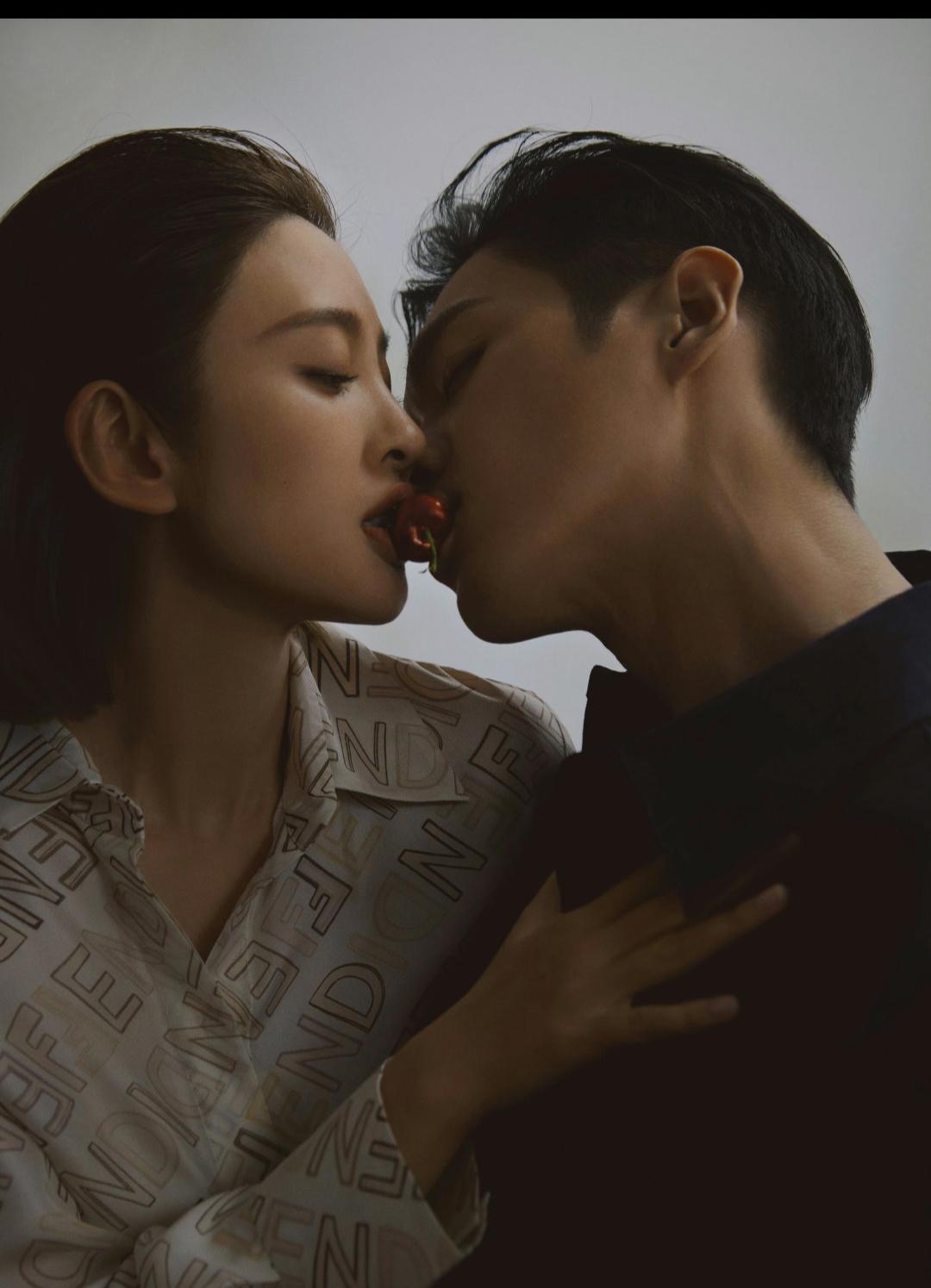 他真的是宠妻狂魔！在家宠也就算了，拍个大片也是一副宠溺的样子！在浪姐的时候瓜六