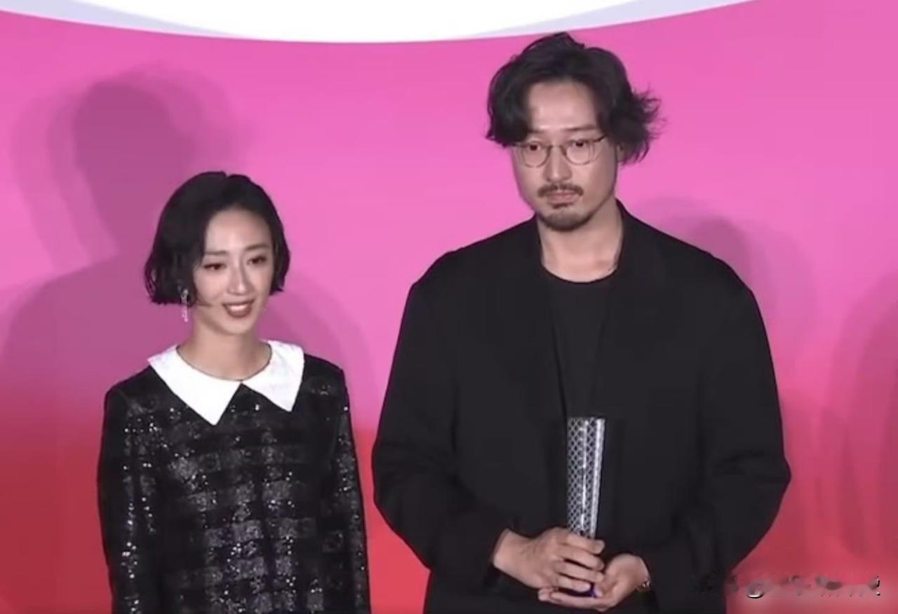 东京电影节，王传君获奖，却成了冤大头，41岁周杰伦MV女神桂纶镁给40岁王传君颁