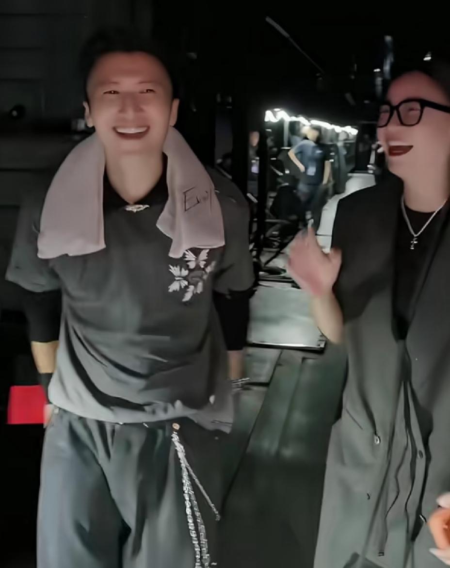 谢霆锋跟经纪人霍汶希，开心的嘻笑。王菲跟男闺蜜亲密互动，比情侣还要亲密。混娱