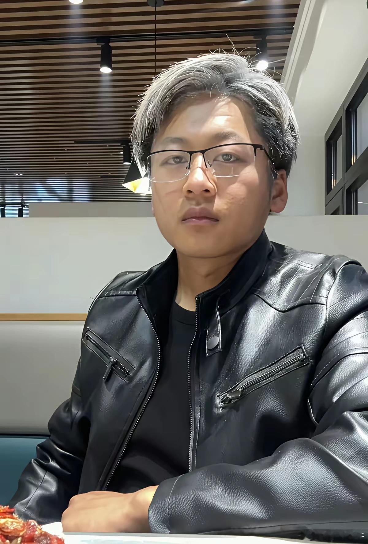 这是黄仁勋本勋吧？一件皮夹克100块，一副眼镜10块，一把面粉往头上一抹，全套黄