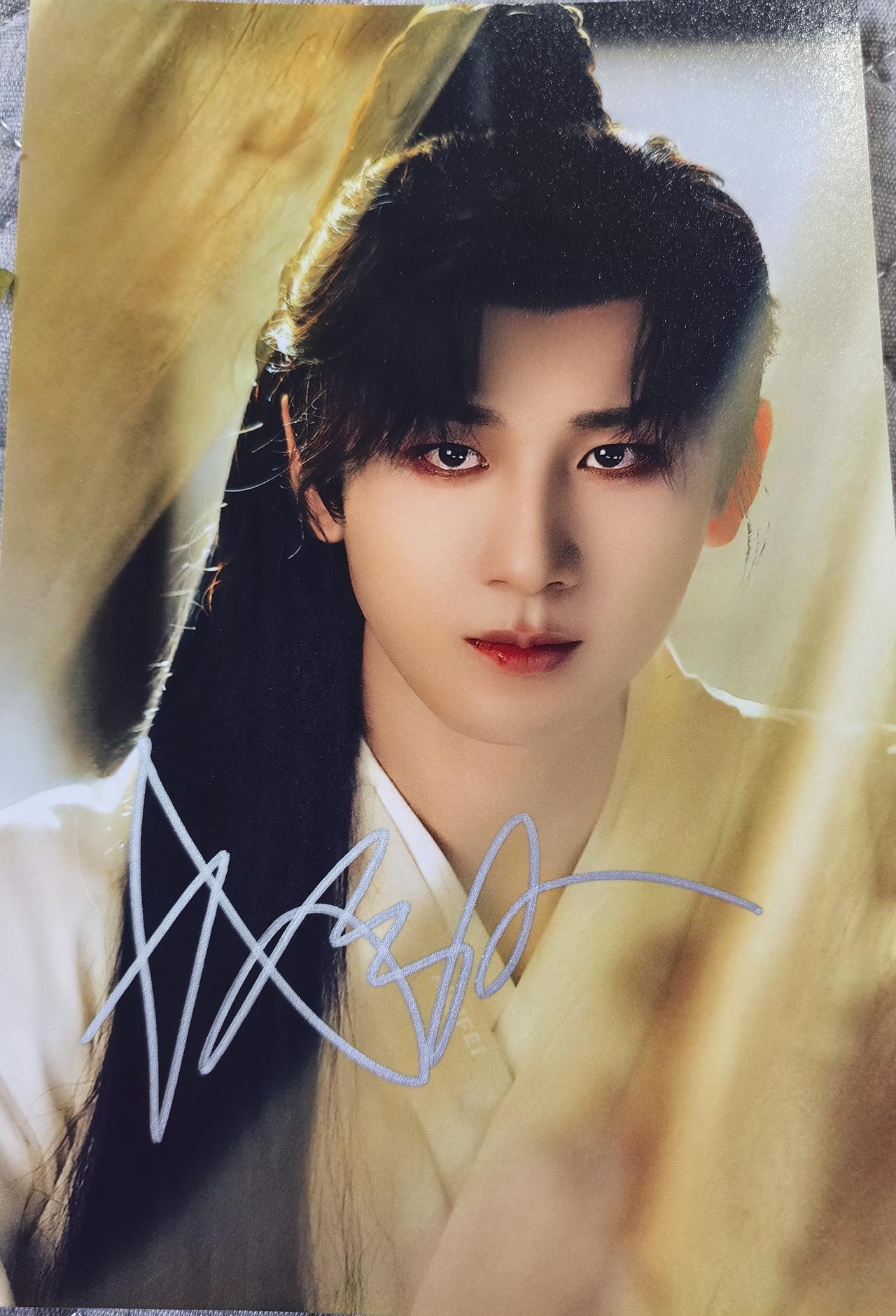 “你想不想要成毅的亲签？”孩子问，我说：“真的能拿到吗？不会吧，亲签可不是随便谁