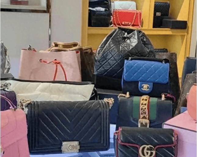 2月23号，长沙一个15岁女孩，偷偷拿出家里五件奢侈品，有卡地亚手表、迪奥包、浪