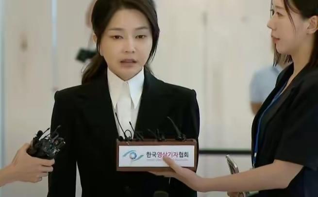 夫妻本是同林鸟，大难临头各自飞，这时候形容金建希最恰当不过了，从韩国传出惊人的消