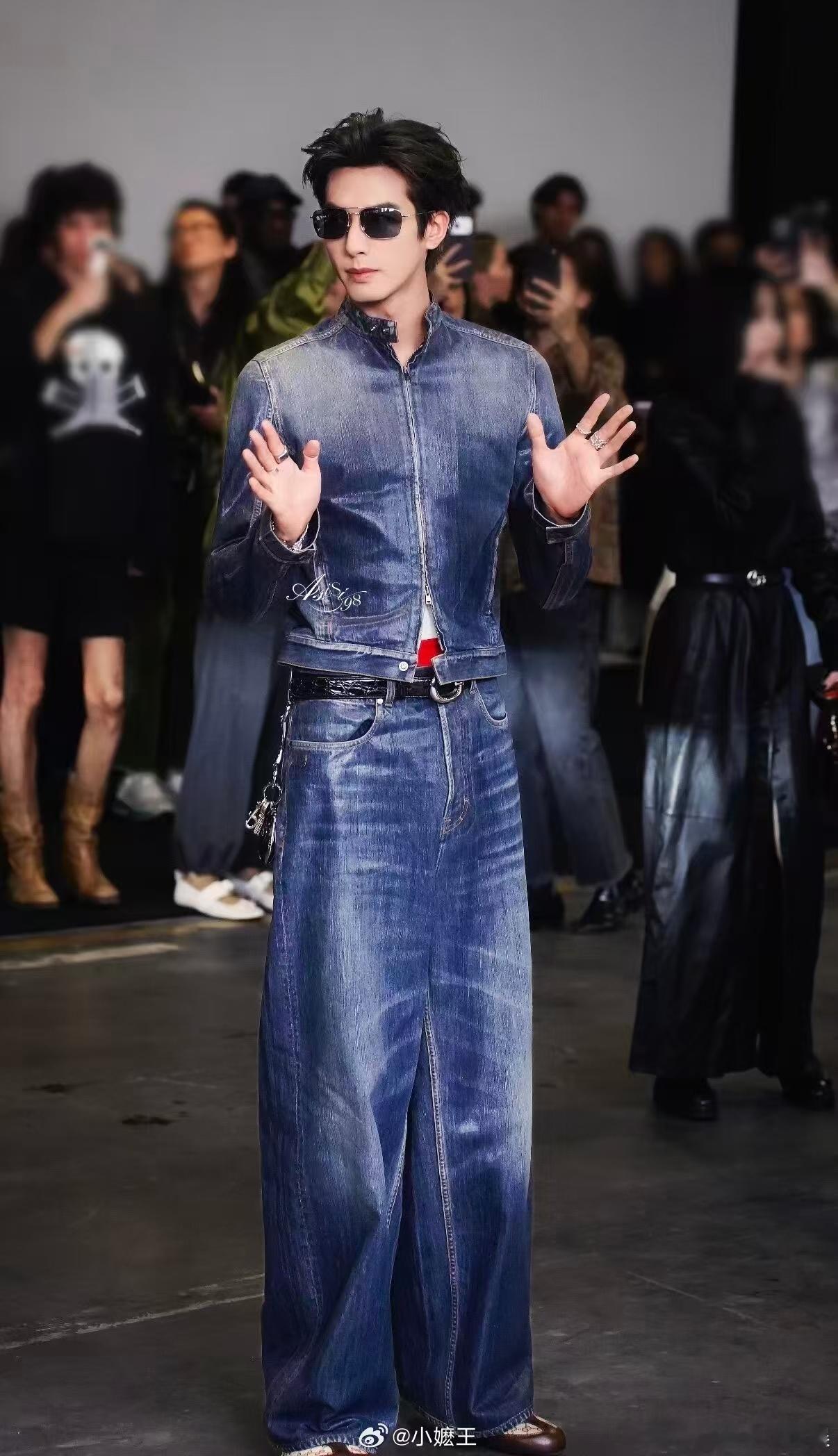 港媒给宋威龙取的标题威龙这惊人的头身比，肩宽真的好宽呀宋威龙浓颜暴君震米兰​​
