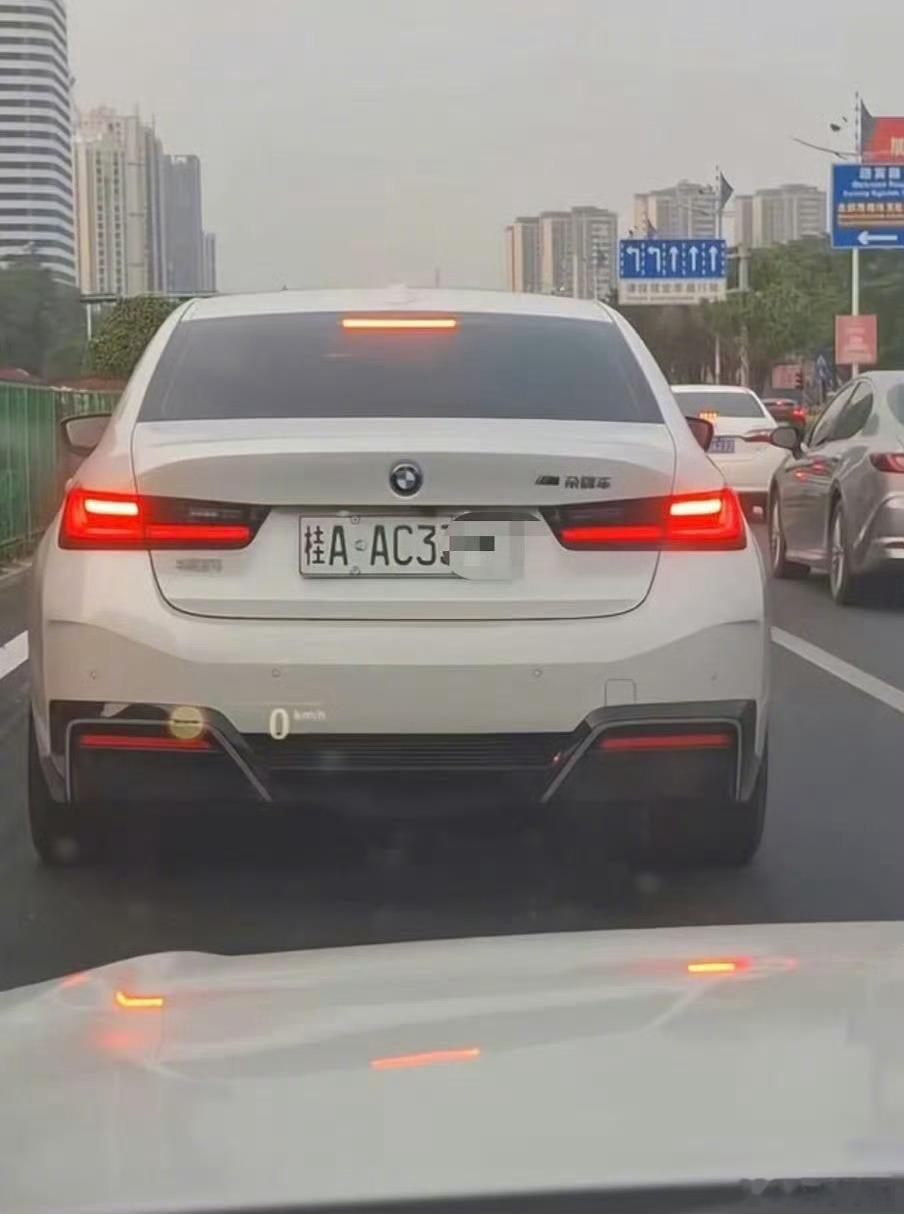 多地新能源车牌绿色变白色好看是好看但是这事违法啊！别干故意污损甚至遮挡号牌，干扰