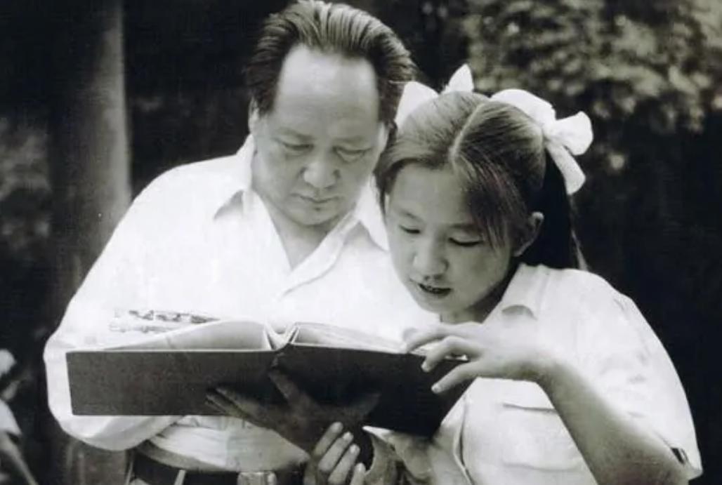 1996年李讷参观河南，有人请求她题词，李讷坚持说必须加上我家老王，这背后有怎样