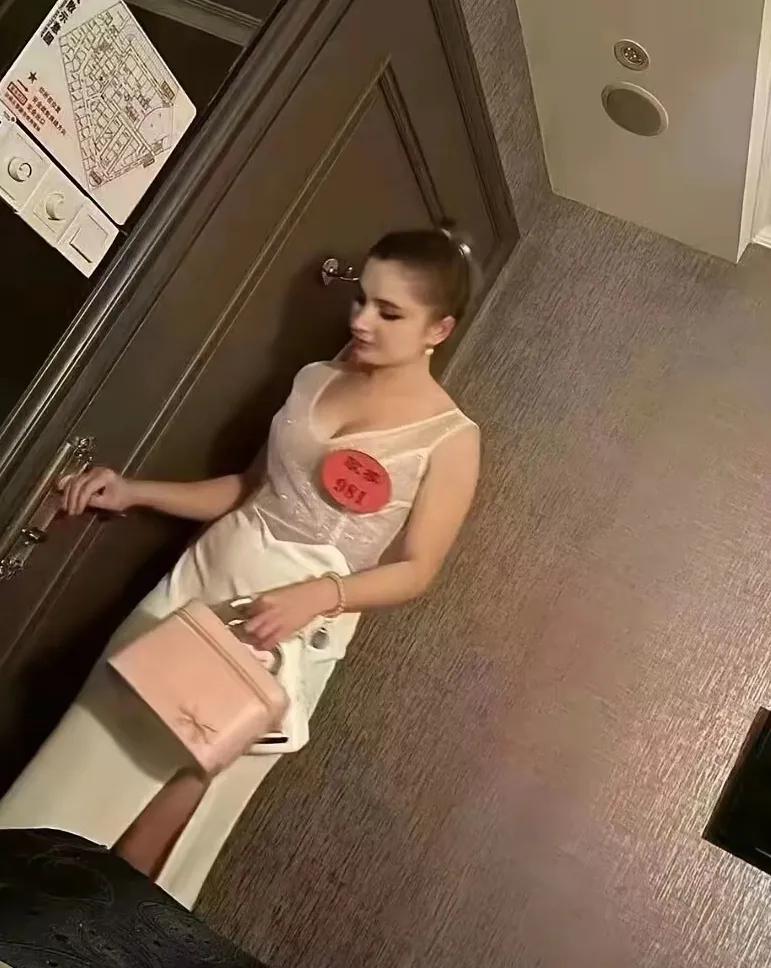 现在经济真的不景气了昨天去洗脚小妹竟然是个外国人顿时来了精神我问妹子