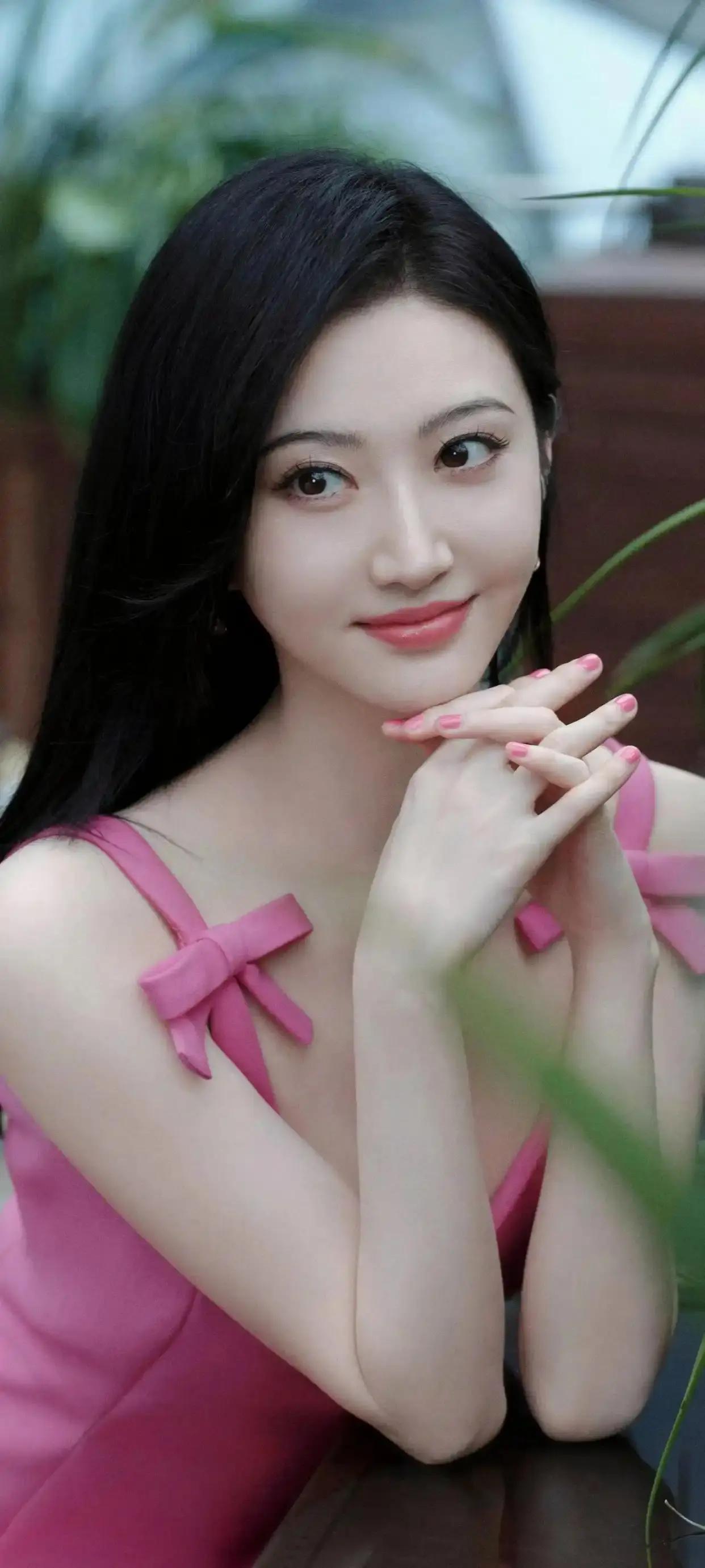 我一个朋友在剧组当过群演，她说景甜并不像镜头前看到的那样，她私下是这样的。