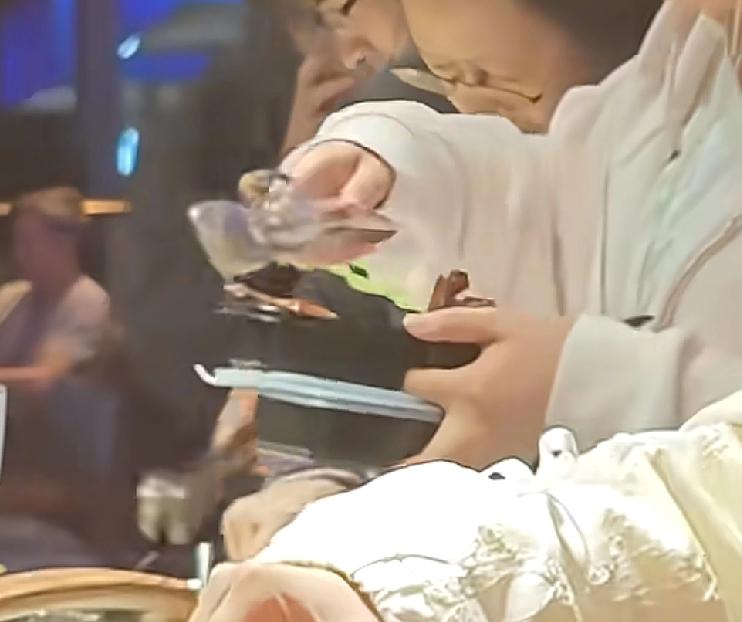 杭州这家饭店的点子果然够绝最近，一家杭州五星级酒店推出了一项活动，叫盲盒自助打