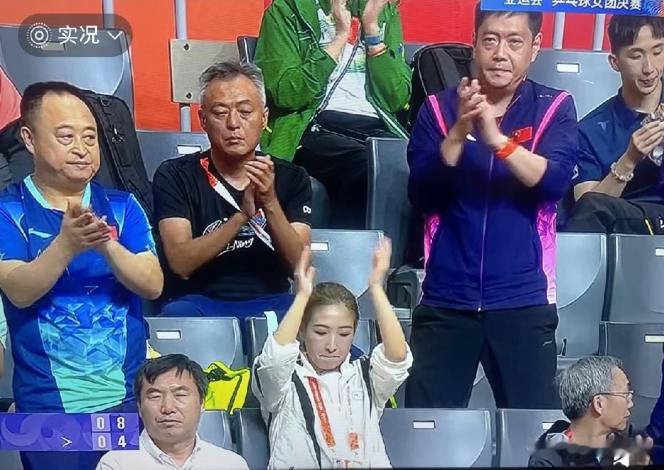 刘诗雯也来现场看女团决赛了。孙颖莎打球真的让人放心，她打早田希娜是保持全胜的，
