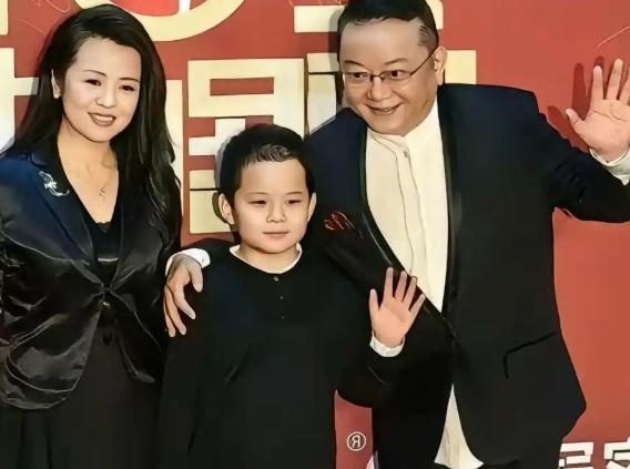 悔不当初！王刚60岁时候有了儿子，本以为晚年可以安享清福，没想到儿子17岁那年给