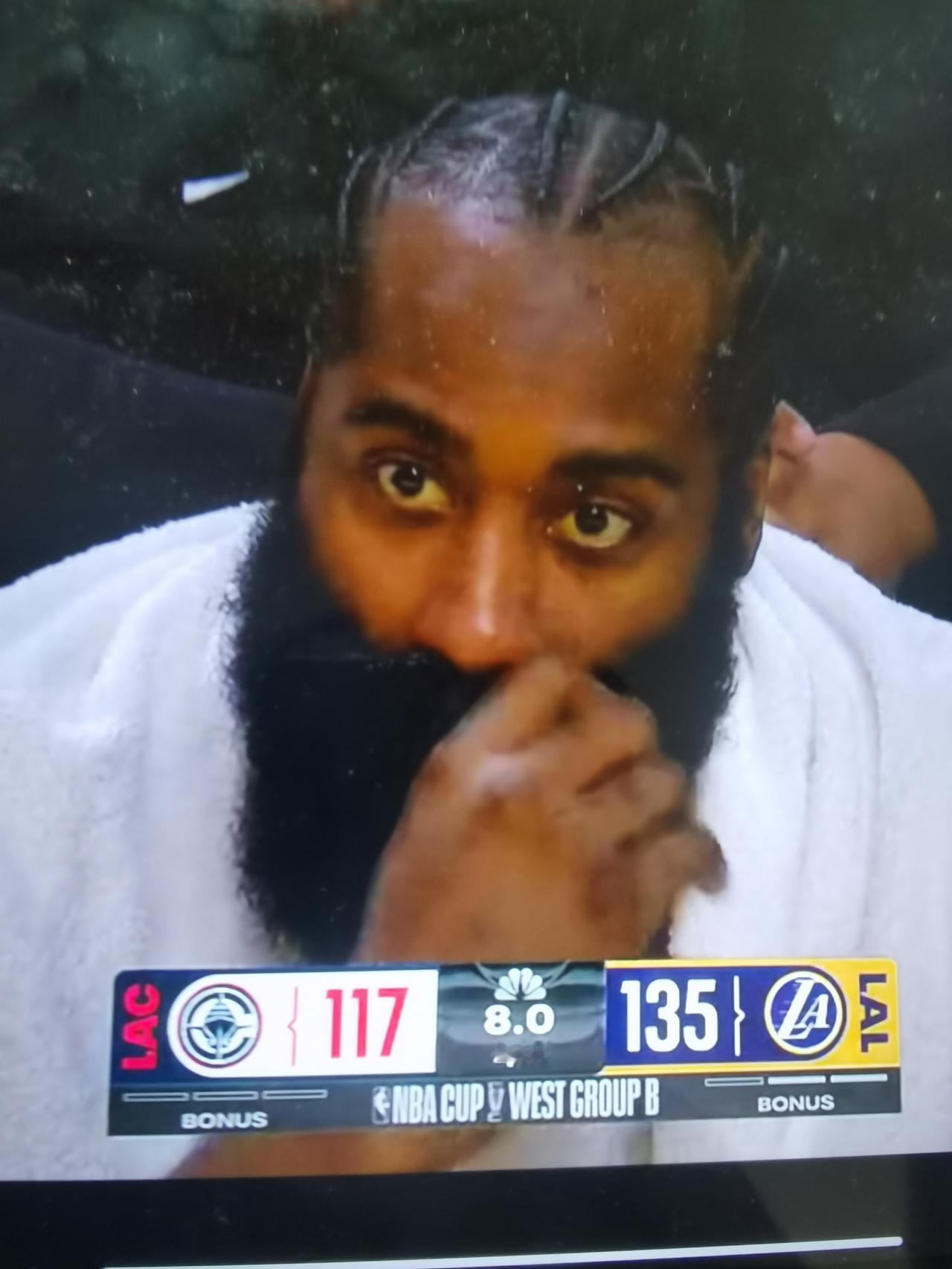 无比惨烈的对比洛城德比，湖人主场135-118，拿下快船。湖