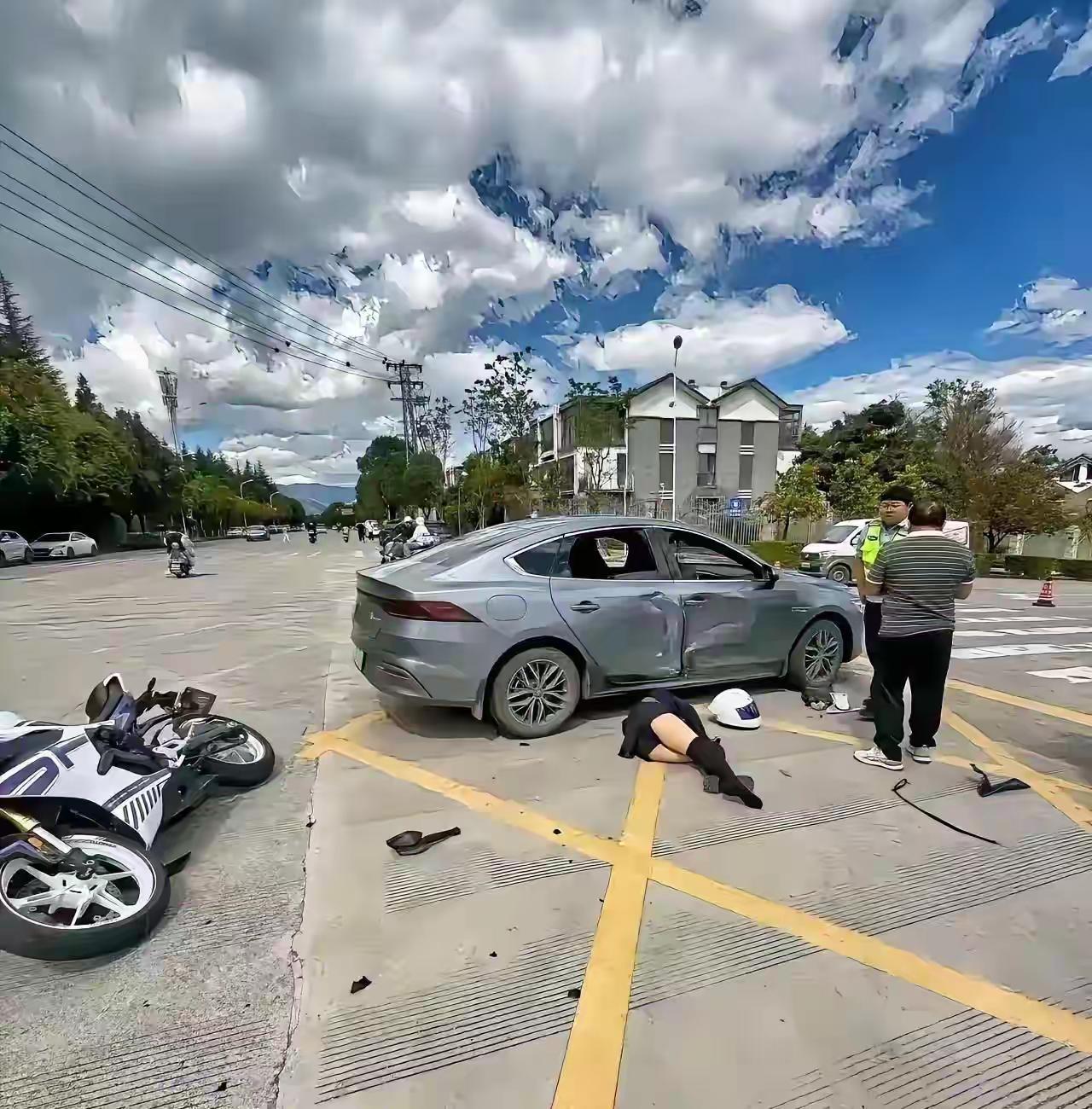 又一位女骑士离开了，可惜了这么漂亮，这双大长腿。不知道是谁的责任，直接撞到车门