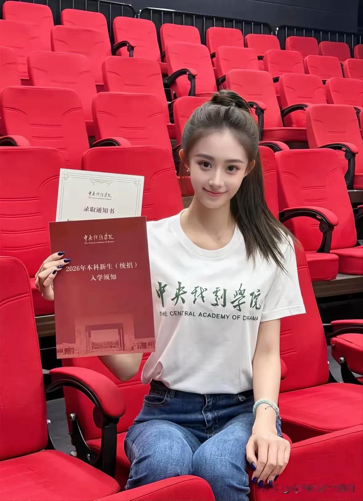 人长得挺好看，就是这双手嘛……像是AI做出来的。[捂脸哭][捂脸哭][我想静