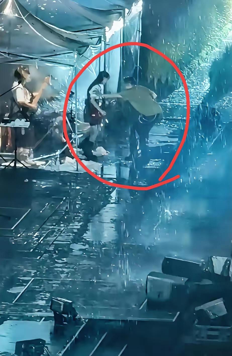 谢霆锋推吉他女孩这个动作，实锤了！果然啊，年纪大的男人会疼人！他真的太好了，不让