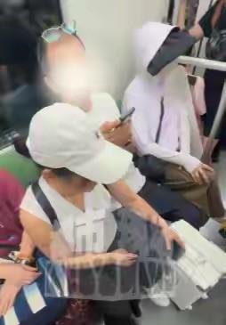 上海，一大爷在地铁上强行挤坐，多次压到旁边的女孩，女孩只是小声提醒让大爷往旁边稍