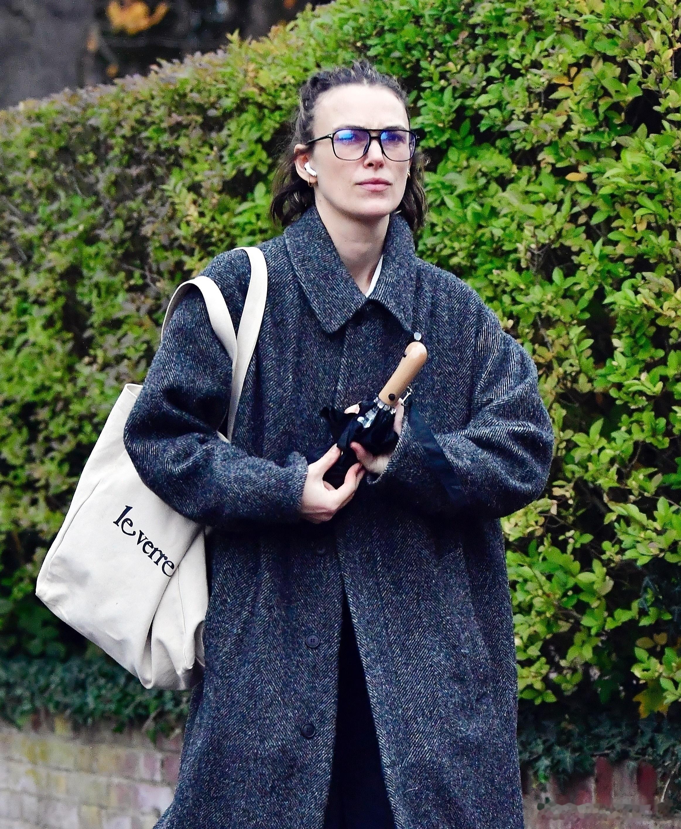 KeiraKnightley凯拉奈特莉在伦敦外出，素颜的KK穿着长款大衣背着帆