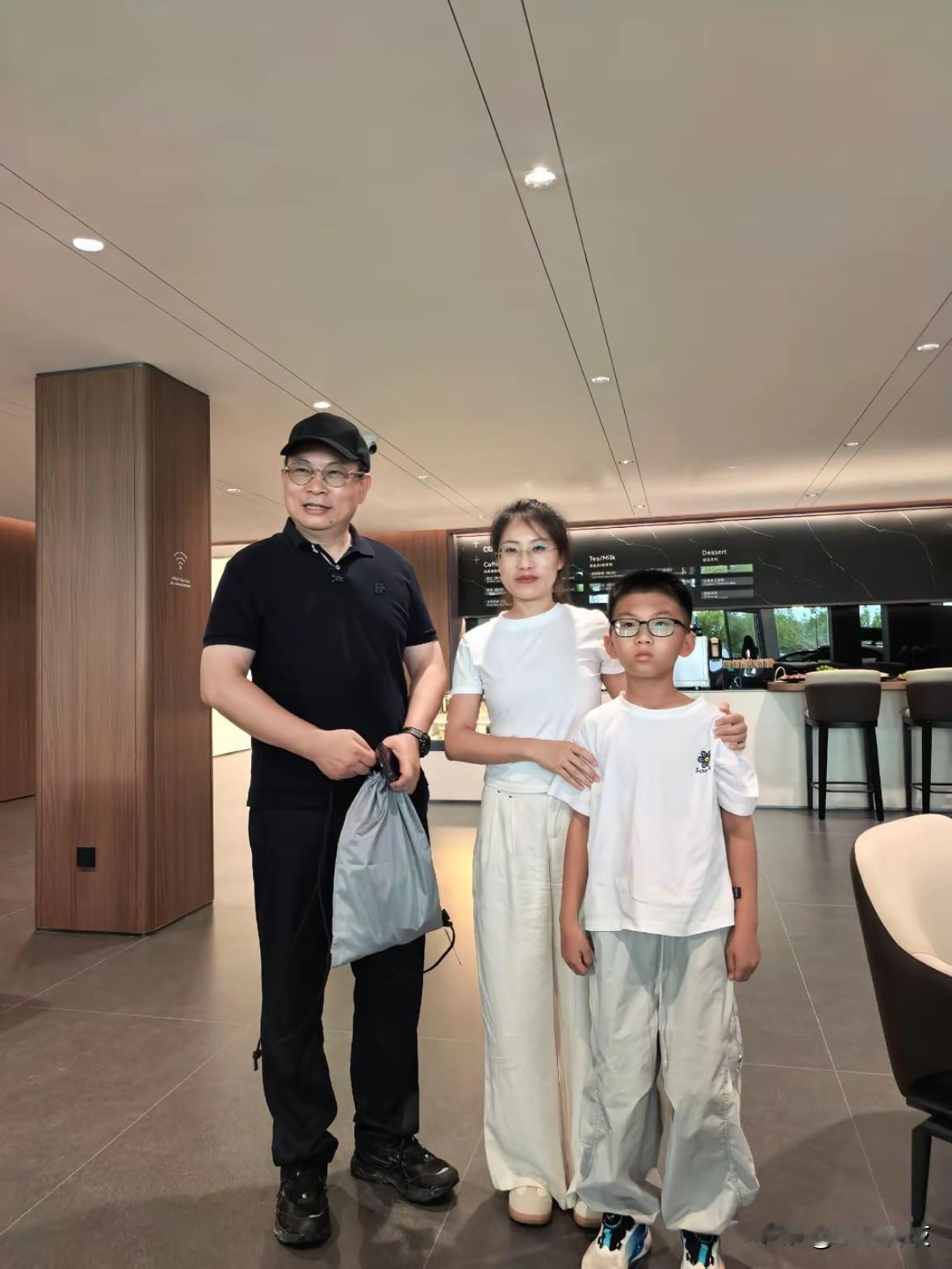 网友在呼伦贝尔鸿蒙智行门店保养偶遇余承东，合影成功很激动，网友：怎么不把袋子抢过
