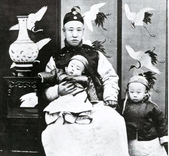 爱新觉罗·载沣，1883年出生在北京太平湖边的醇亲王府，是光绪帝的弟弟，溥仪的亲